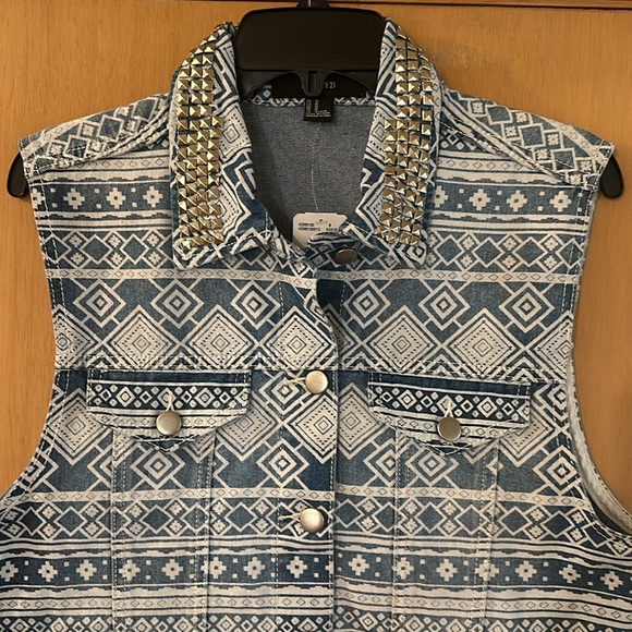 Forever 21 Women’s Studded Aztec Button Down Denim Vest New Blue Size Medium - Picture 2 of 9